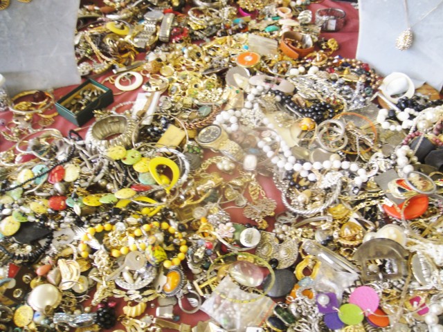 costume jewelry buyers