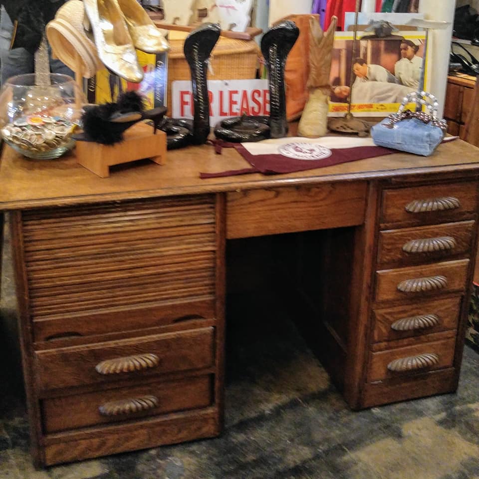 Early 1900s Oak Fort Worth Doctor's Desk, excellent, Fort worth Antique Furniture